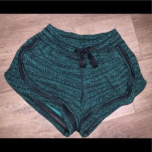 Lululemon make a move shorts green black printed 2